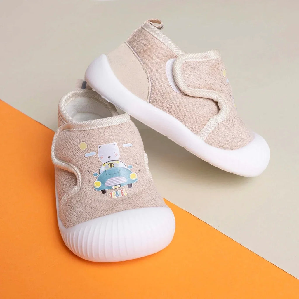 Baby first walker shoes in beige textile with cartoon print, stitched collar, white sole