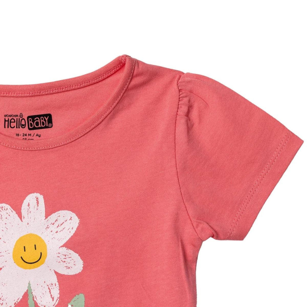 Coral baby T-shirt with short sleeves and stitched shoulder seam, partial daisy print