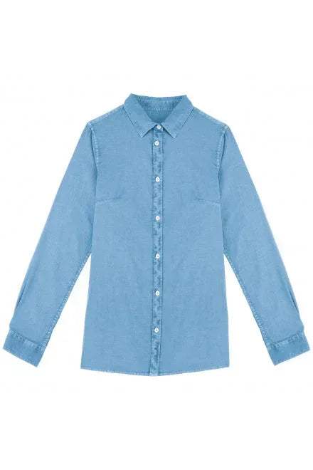 Ladies washed long sleeve shirt in light blue, button-front with pointed collar