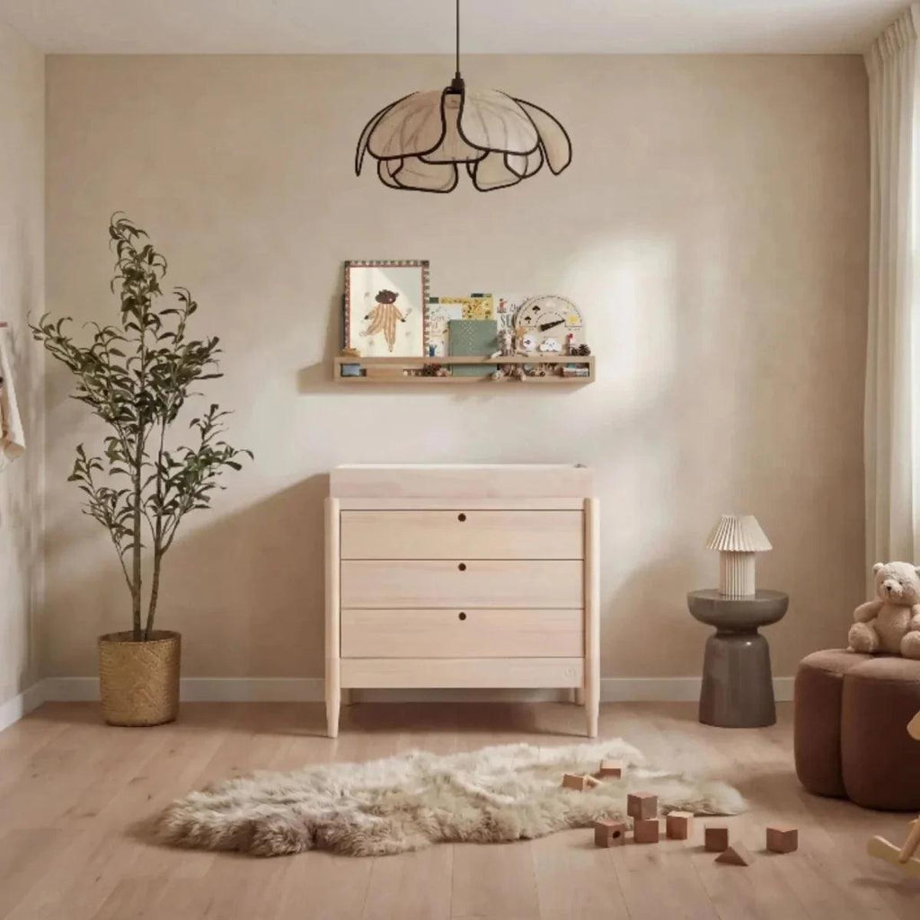 Baby dresser in light ash wood with three drawers and round knobs