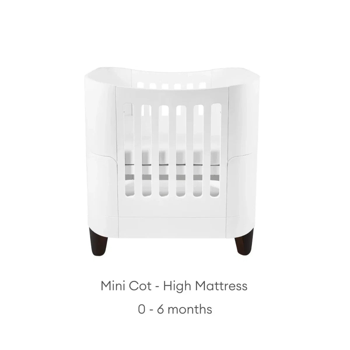 White mini cot with high mattress position, vertical safety rails