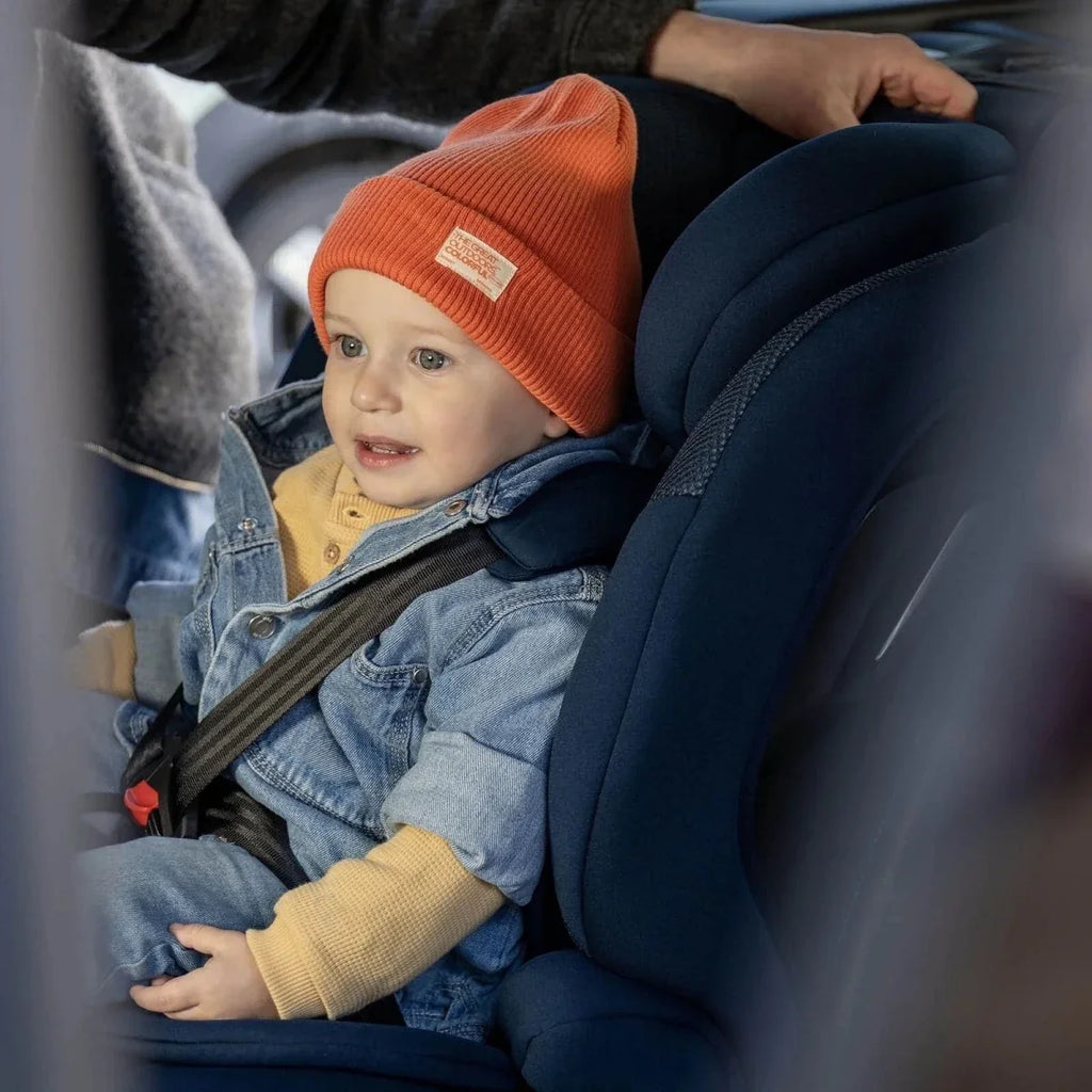 Group 1/2/3 car seat with shoulder straps and headrest, child seated