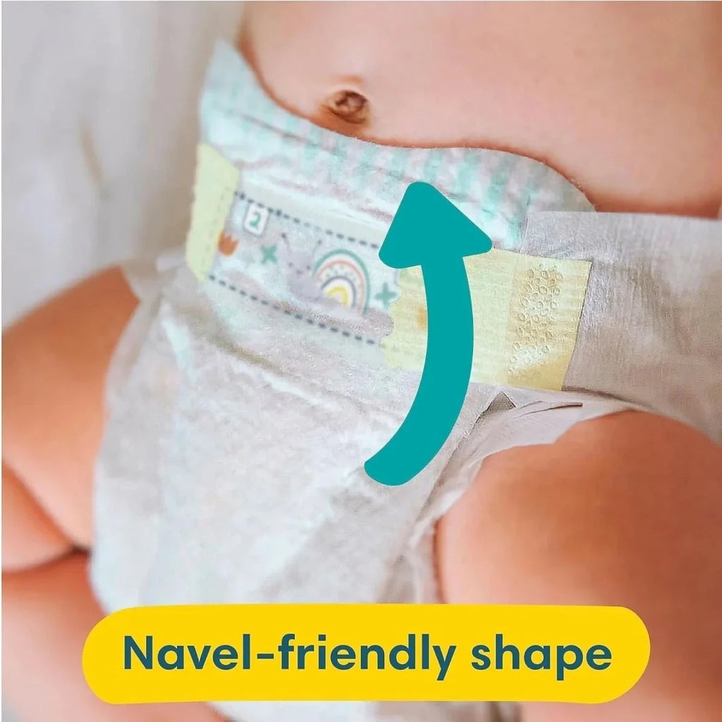 Nappy close-up with navel-friendly shape and fit arrow on diaper back