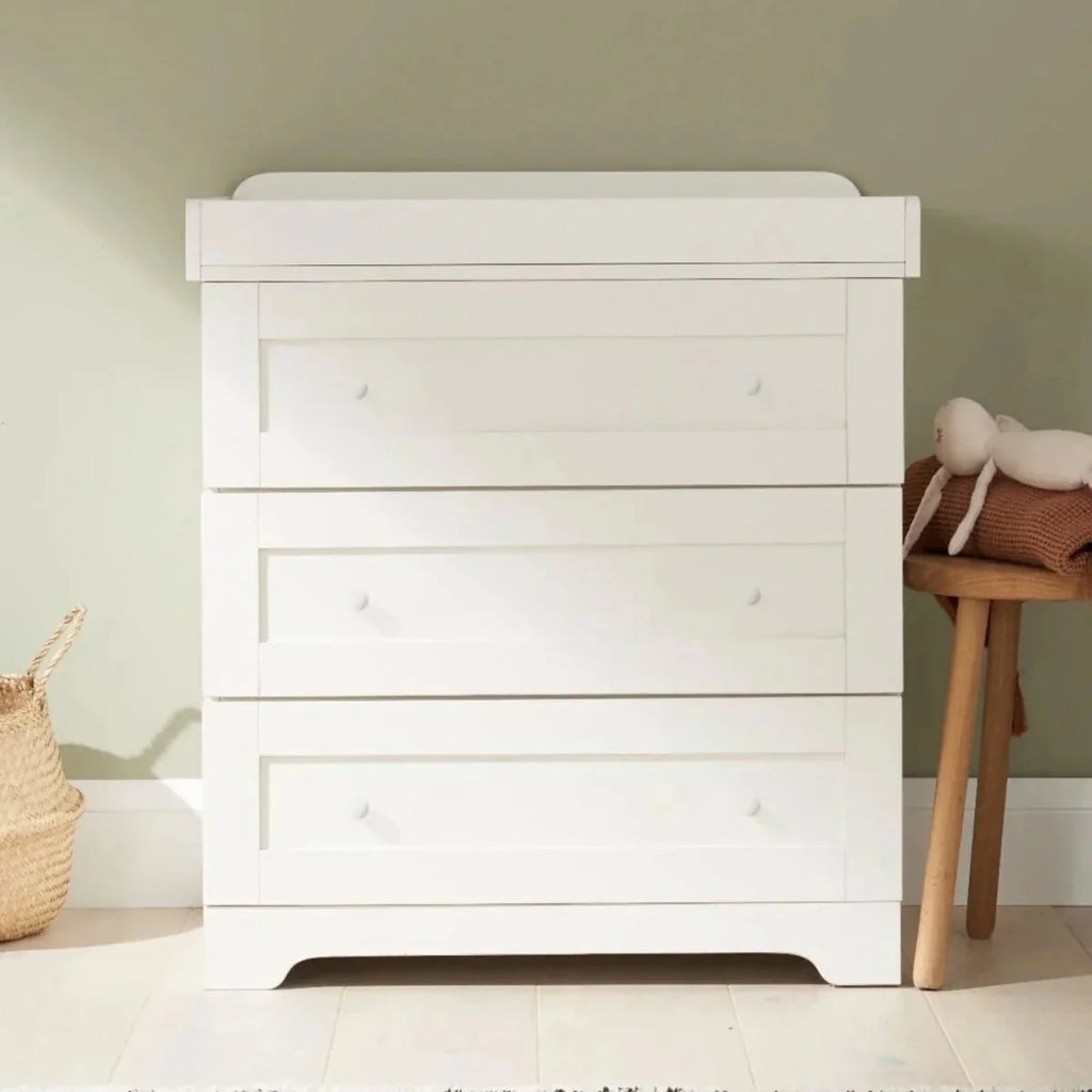 White 3-drawer dresser with rounded knobs