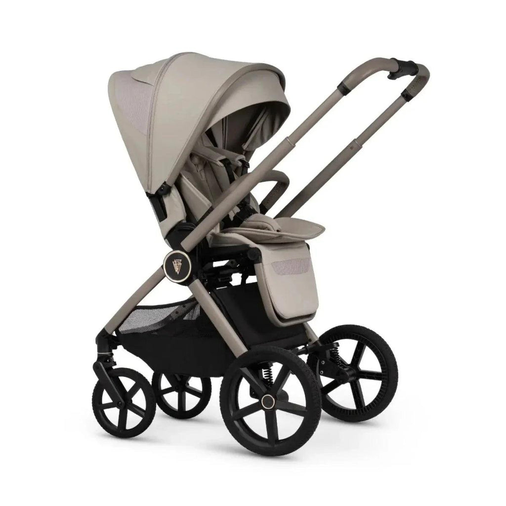 Pebble stroller seat with canopy and black undercarriage