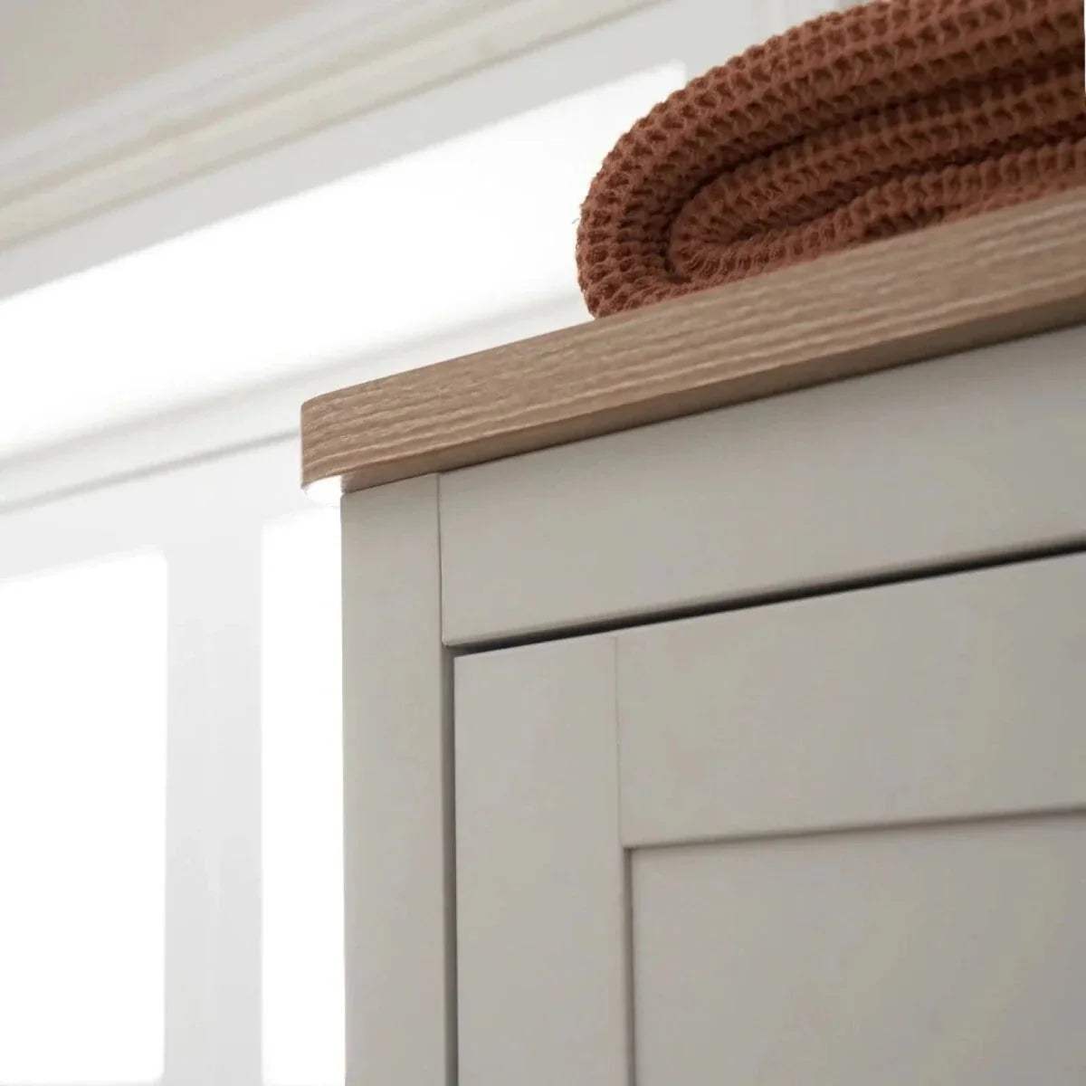 Oak top edge on white wardrobe