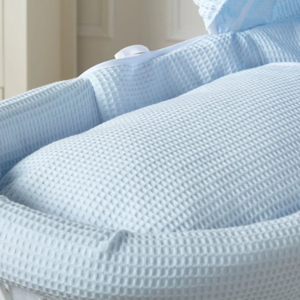 blue-waffle-white-wicker-baby-moses-basket-with-stand-263974 - Bobobiy