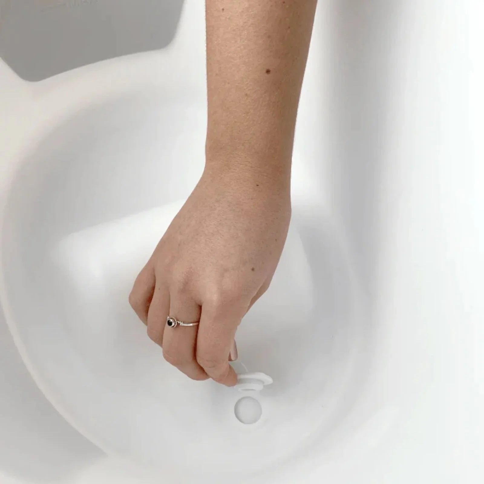 Shnuggle Newborn Baby Bath with Plug - Taupe