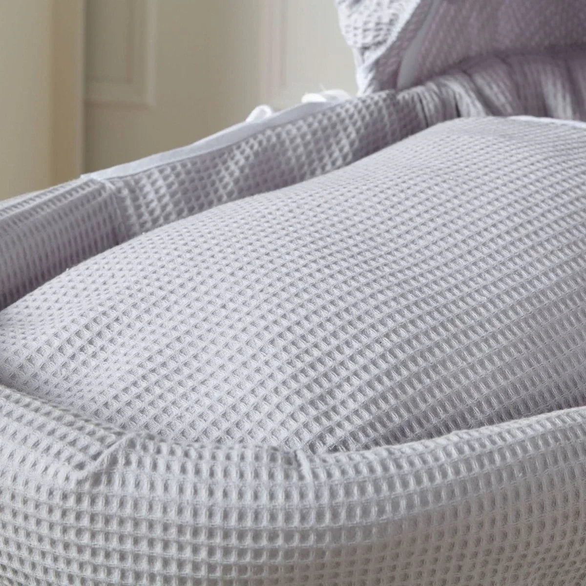 grey-waffle-white-wicker-baby-moses-basket-with-stand-208195 - Bobobiy