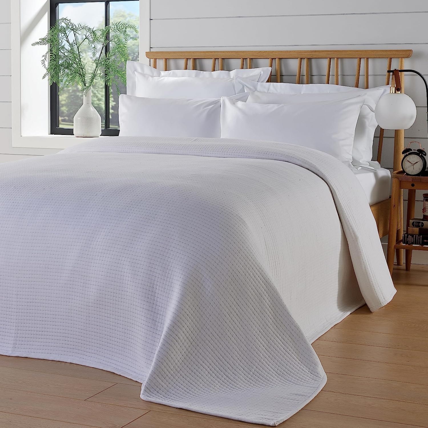 Hotel Collection 240 x 260 cm Quilted Bedspread in Sustainable Cotton Soft and Durable White and Grey Bedding for Elegant Bedroom Decor