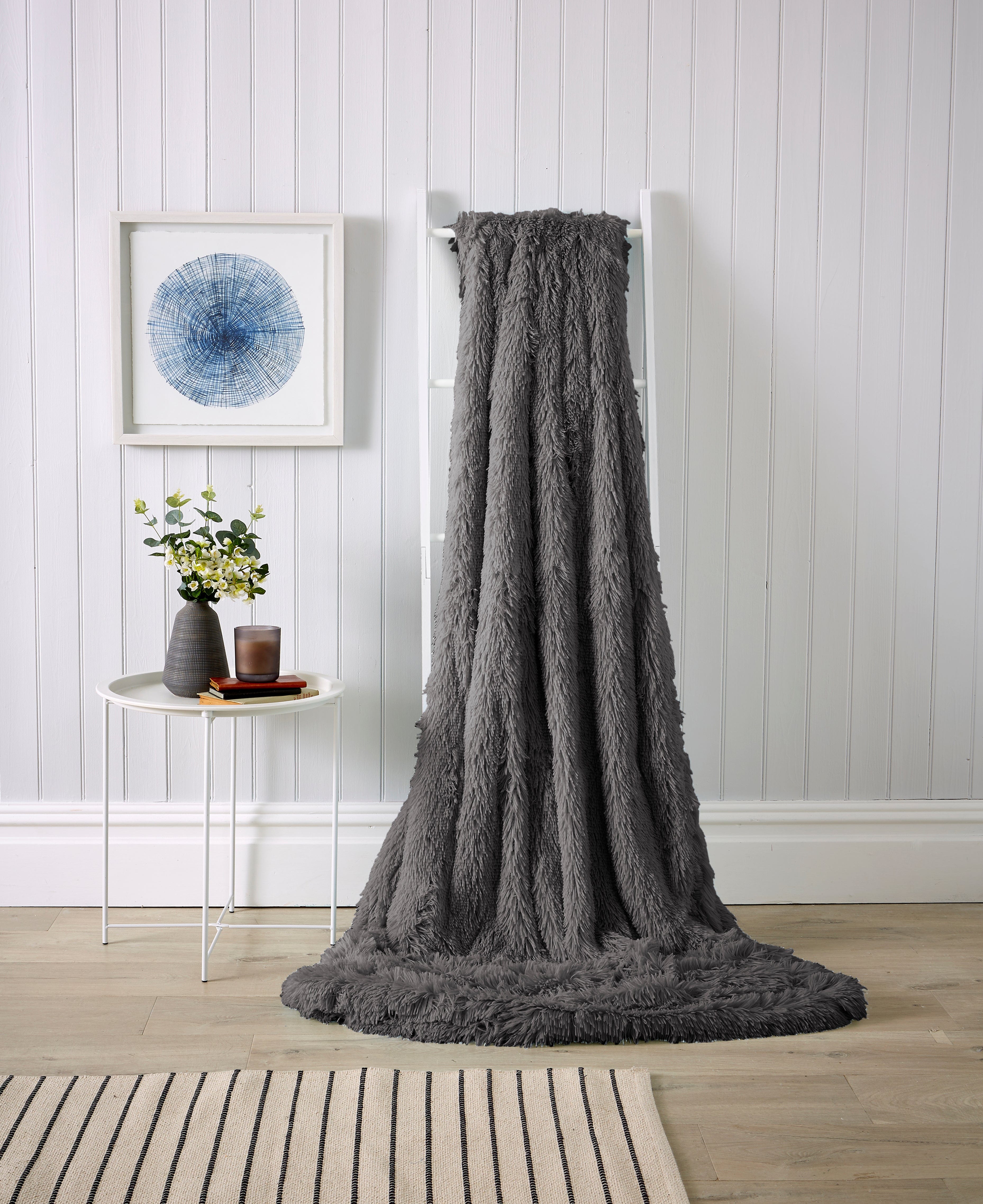 Oversized Chunky Soft Fleece Blanket Fluffy Faux Fur Throw Blanket for Bed and Sofa in Calming Colours