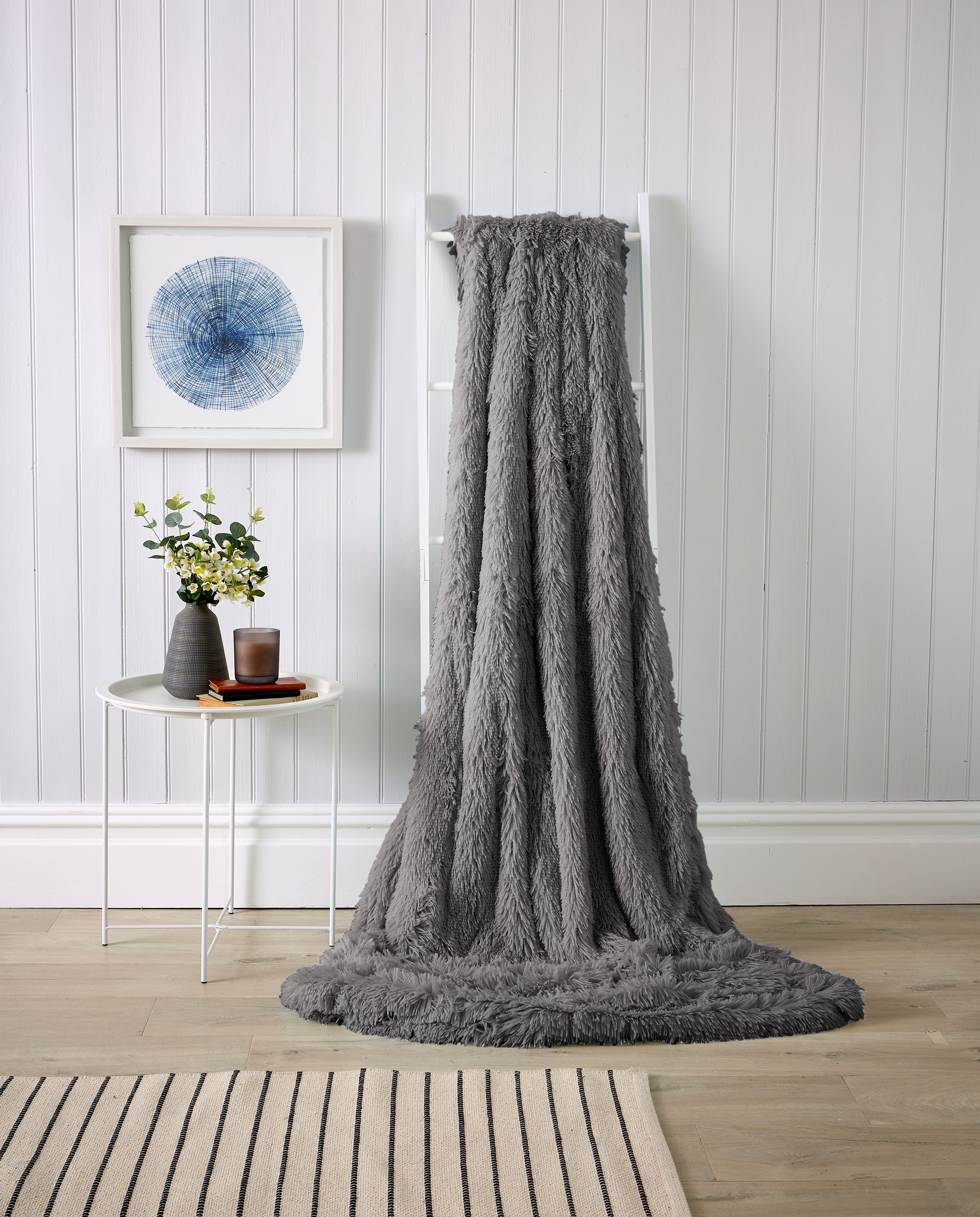 Oversized Chunky Soft Fleece Blanket Fluffy Faux Fur Throw Blanket for Bed and Sofa in Calming Colours