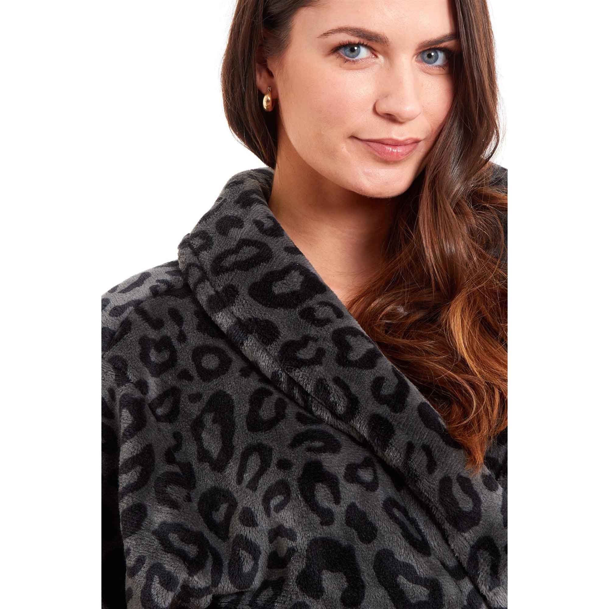 Women's Ultra-Soft Black Leopard Plush Fleece Bath Robe Warm Flannel Loungewear for Home Spa Gym Hotel Chic Animal Print